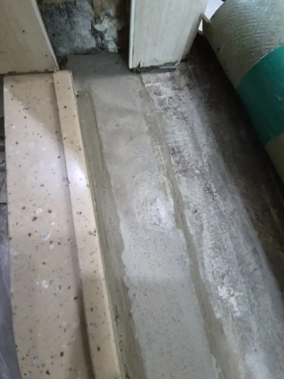 누수로 썩은 문지방 나무를 철거하고 미장으로 원상복구한 문지방 누수 보수 현장 사진