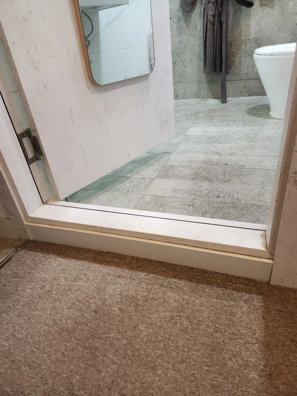 욕실 문지방 보수를 마치고 깔끔하게 정리된 욕실 현장 사진
