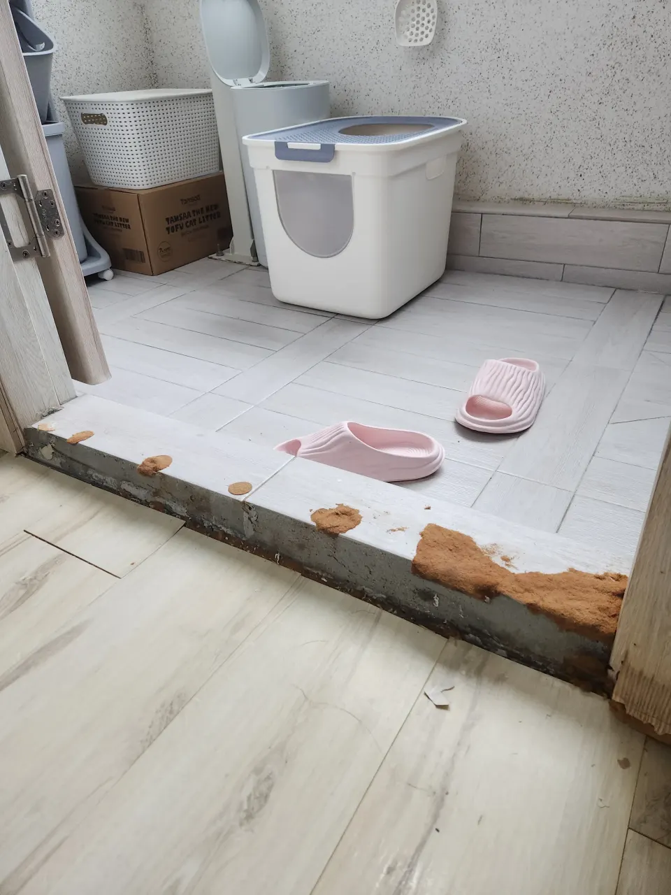 원상복구를 위해 새 자재로 마감한 욕실 문지방 교체 현장 사진